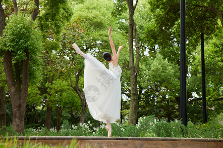 练舞蹈公园中女舞者背影背景