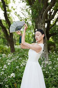 手绘植物扇子展开扇子的白裙少女背景