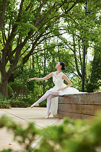 公园中美丽的舞者背景图片