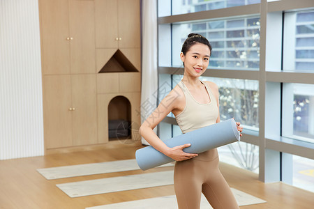 运动器具拿着瑜伽垫的年轻女性形象背景