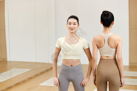两位瑜伽美女展示运动身材背景图片