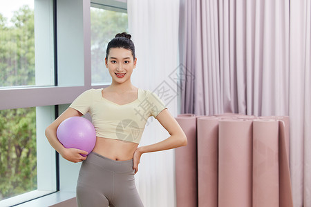 瑜伽塑身美女运动女生与瑜伽小球形象背景