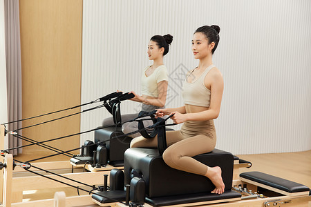 普拉提核心床上锻炼的女性背景图片