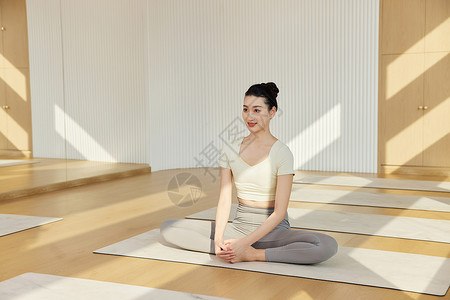 瑜伽教室素材教室里学习瑜伽的女性背景