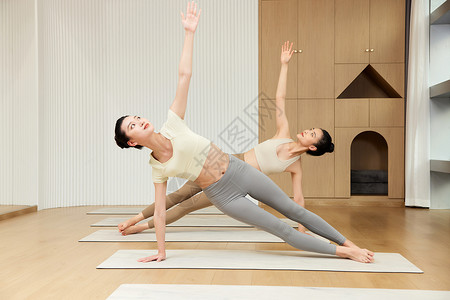 瑜伽指导两位女生练习瑜伽运动背景