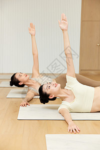 两个美女同时瑜伽拉伸动作高清图片