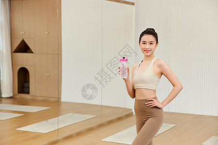 运动女生拿着水杯形象展示背景图片