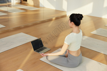 运动女生看电脑练瑜伽图片