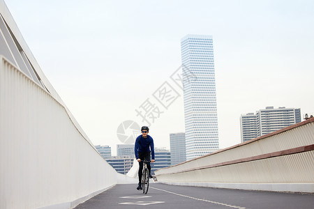 天桥上热爱骑行的男性图片