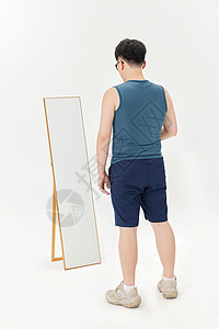 镜子背影肥胖男性照镜子背景