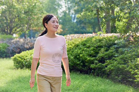 中年女性小区悠闲散步背景图片