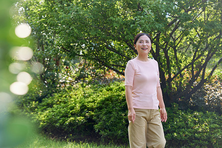 小区里散步的中年女性高清图片