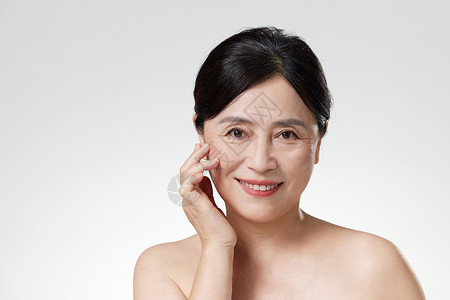 肌肤皱纹展示面部肌肤的中年女性背景