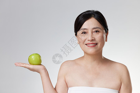 医美绿色女性手拿青苹果背景