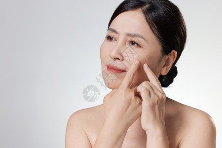 除皱对比中年女性皮肤问题背景