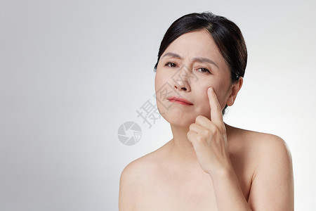 皺紋中年女性遇到皮肤问题背景