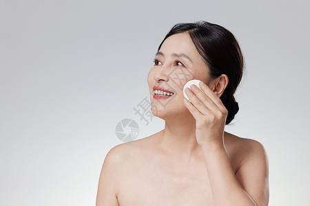 化妆老人中年女性使用粉扑背景