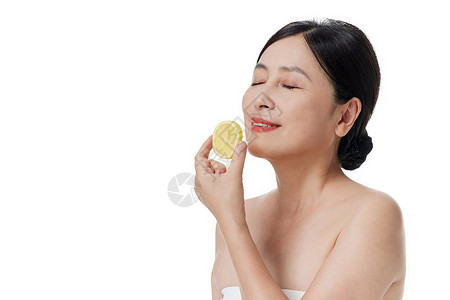 护肤搭配中年女性吃柠檬片背景