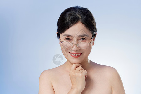 戴眼镜的中年女性面部展示图片