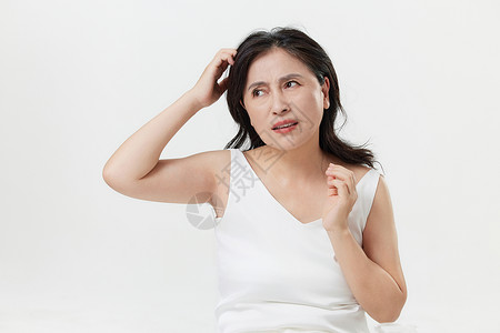 女性内分泌失调抓挠头皮的中年女性背景