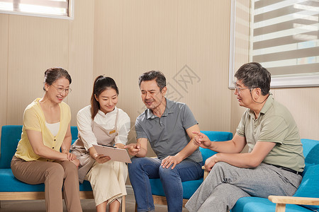 养老院护工向老人介绍套餐图片