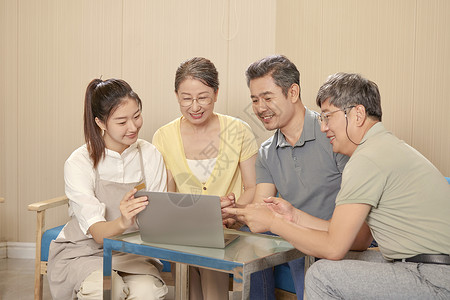 老人在护工的指导下学习使用笔记本电脑图片