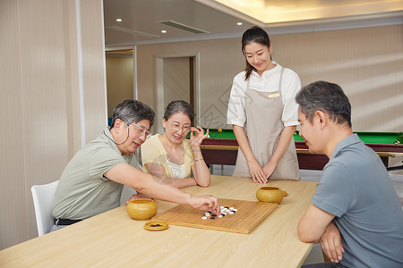 活动室里下棋的老人和护工图片