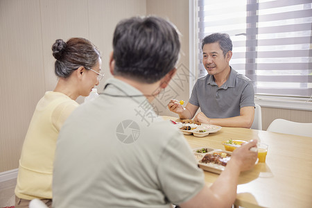 餐桌上开心聊天的中老人图片