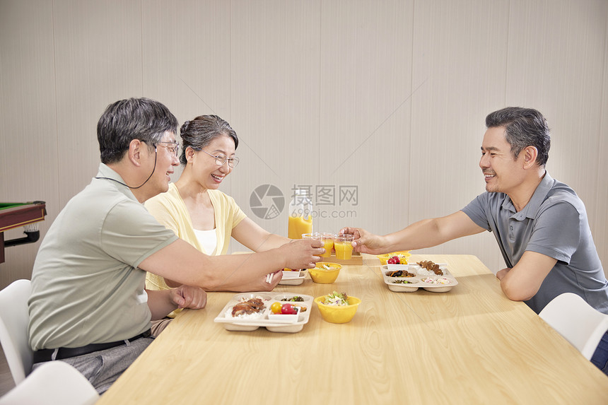 吃营养餐的老人们图片