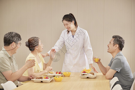 营养师照顾老人饮食高清图片