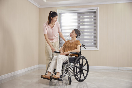 养老院护工照顾行动不便的老人图片