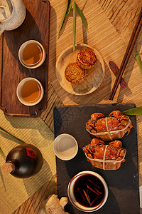 中式传统节日中秋美食月饼和螃蟹高清图片