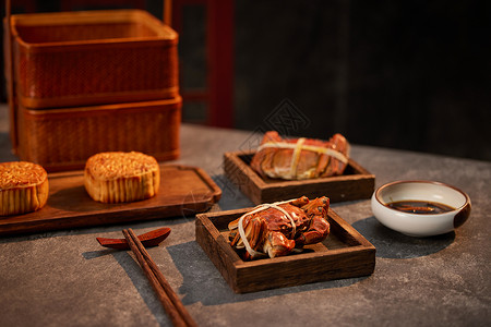 中秋传统月饼与螃蟹图片
