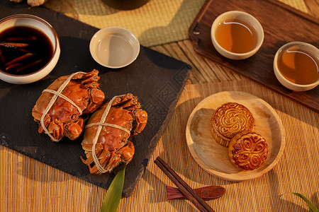 奶黄月饼传统中秋月饼与螃蟹背景