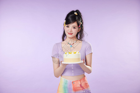 美妆蛋糕捧着生日蛋糕的女性背景