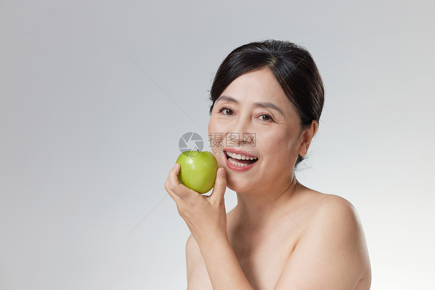 吃青苹果的中年女性图片