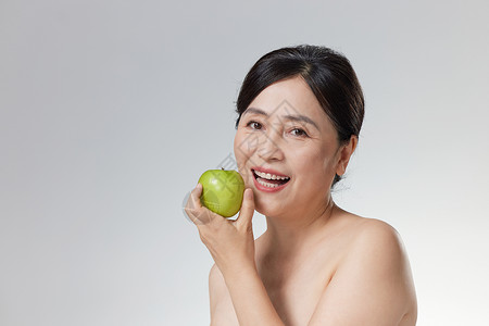 吃青苹果的中年女性图片