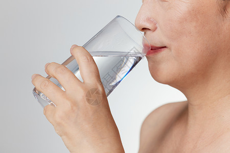 中年女性喝水补水特写图片