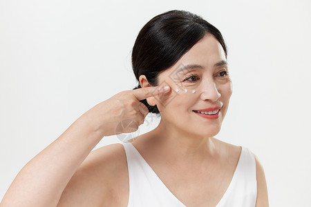 眼霜使用使用眼霜的中年女性背景