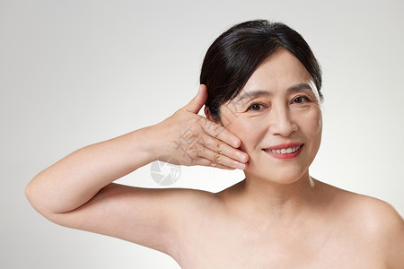 中年女性提拉面部皮肤背景图片