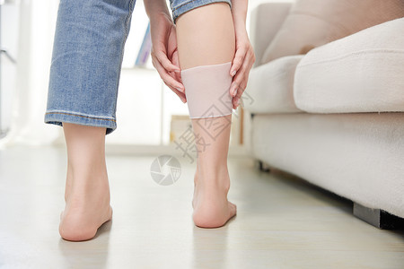 女性腿部贴膏药特写高清图片