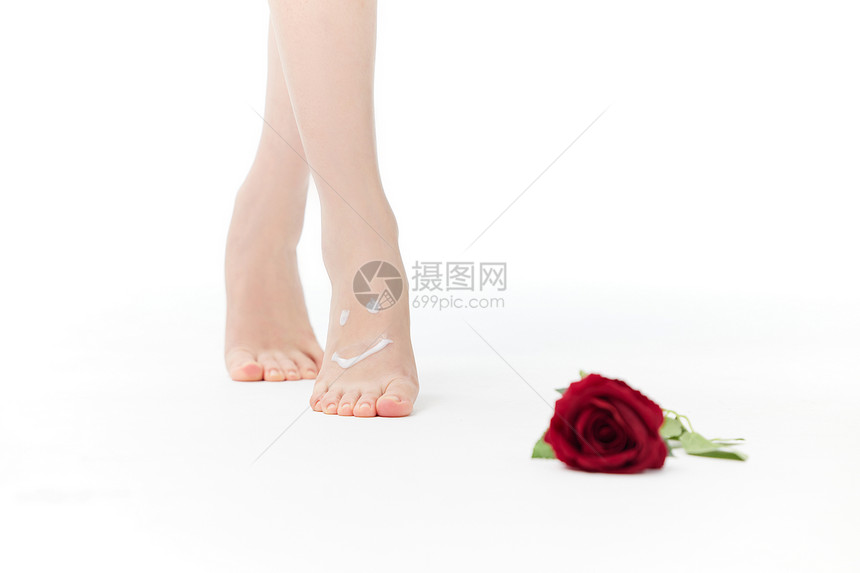 女性足部护理和玫瑰花图片