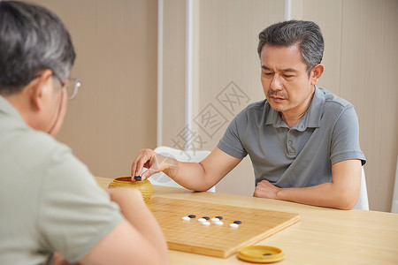 棋牌室娱乐在活动室下棋的老人背景