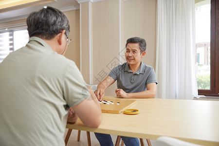 在活动室下棋的老人图片