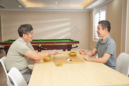 老人在棋牌活动室下棋背景图片