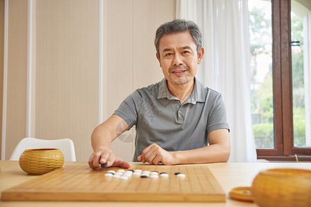 棋牌室娱乐在活动室下棋的老人背景