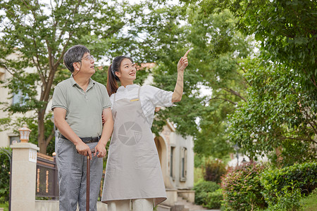 休息站护工陪同老人散步背景