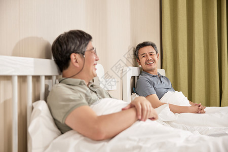 养老院卧室里聊天的老人图片