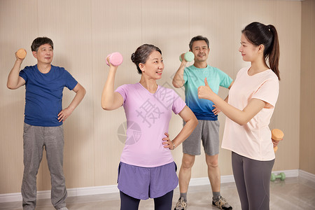 运动康复中心老年康复中心的老人在做锻炼运动背景