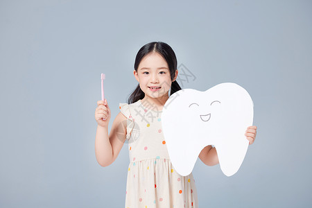 口腔疼痛儿童使用牙刷背景
